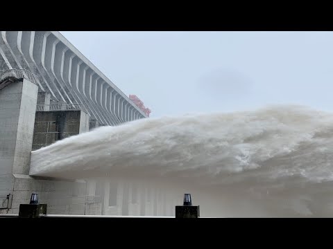Three Gorges Dam opens three discharging outlets to ease flood control pressure