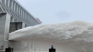 Three Gorges Dam opens three discharging outlets to ease flood control pressure