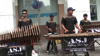 Download lagu STASIUN BALAPAN -- ANGKLUNG SATRIA -- MALIOBORO YOGYAKARTA mp3