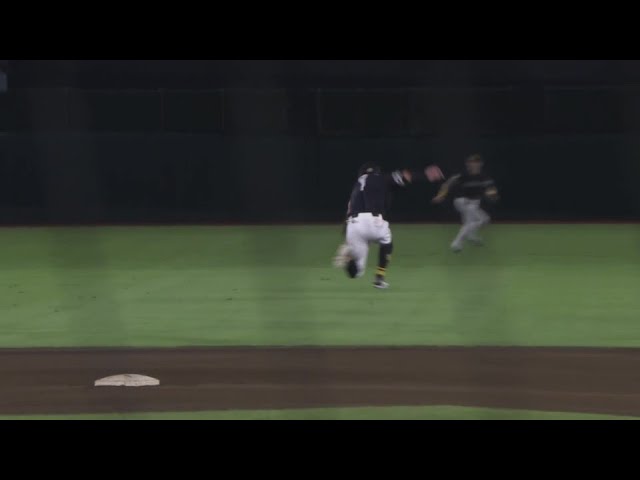 【6回裏】ジャンプ一番!! ホークス・牧原大成 ヒット性の打球を掴むファインプレー!! 2024年8月20日 東北楽天ゴールデンイーグルス 対 福岡ソフトバンクホークス