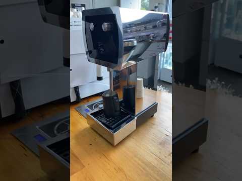 La Marzocco Wally em ação em nosso bar expresso ☕️ #coffeemachine #milkcoffee #latte #coffee #cafe