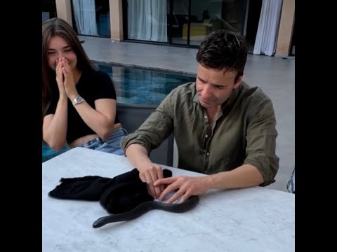 He ist from another world! Scarf becomes a snake!😱