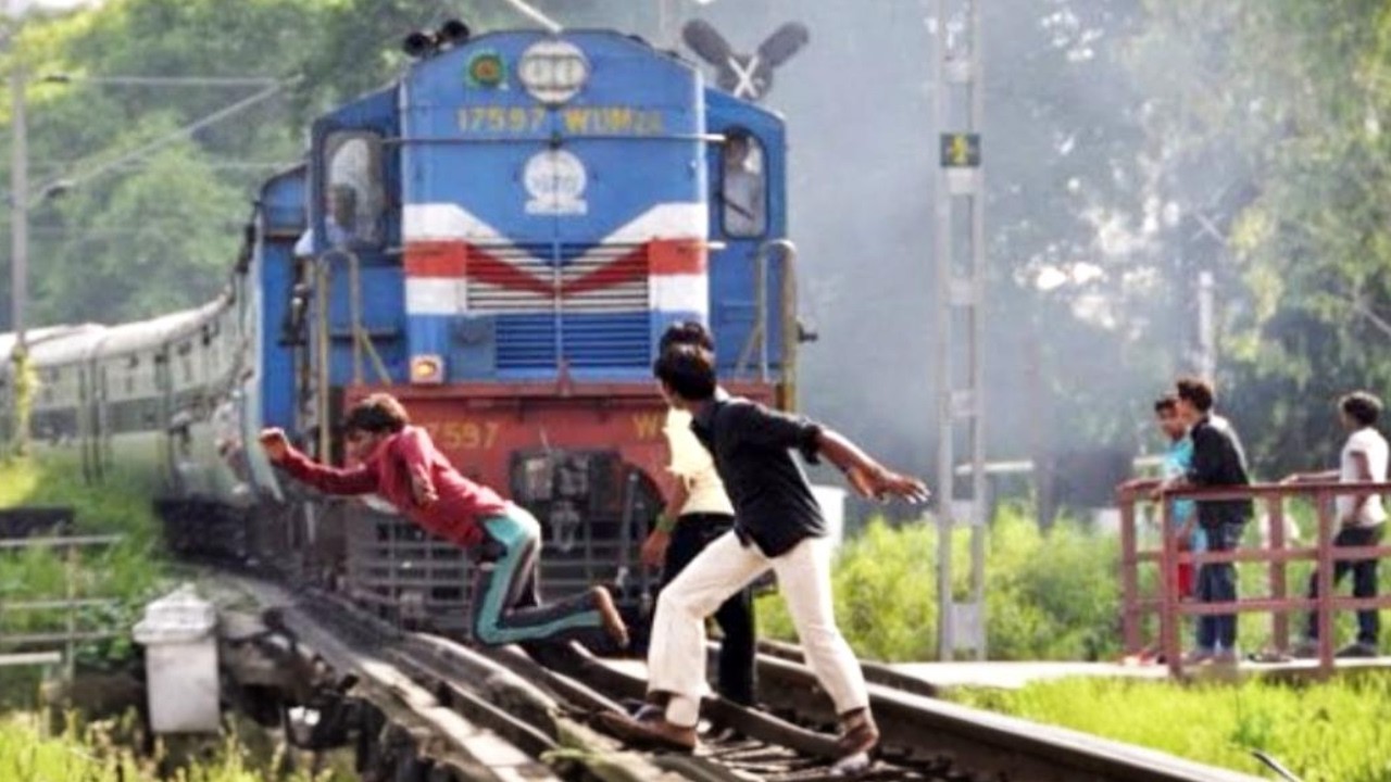 Pode ser difícil acreditar, mas esse Trem passa no meio da feira - A Pior Viagem de Trem do Mundo