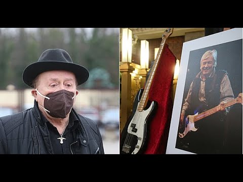 Petr Janda v slzách a písničky Olympicu: Pohřeb Pavla Chrastiny se nesl v rockerském stylu