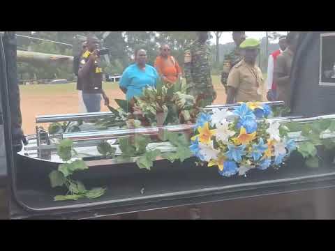 Olugendo lwa Oyo olusembayo, abantu babemberedde ku nguudo okumukubako eriiso