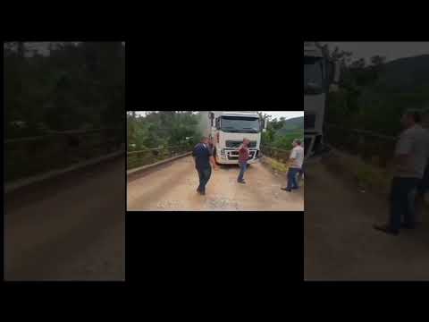 Carreta quase cai de ponte no Rio Grande do Sul!