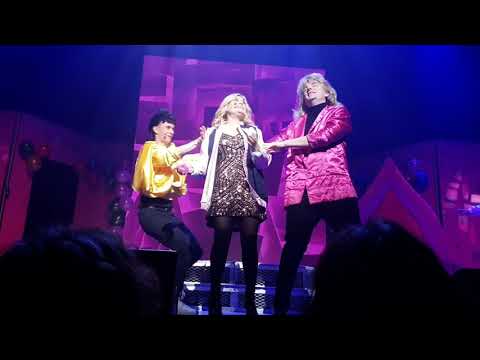 Pernilla Wahlgren – Kort, glad och tacksam!