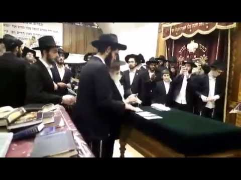 חלוקת דולרים ב770 יום א' כח אייר תשע"ו