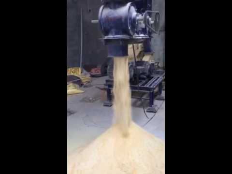 Maize hammer mill working