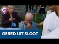 Tinus en Rosa door voetbalteam uit sloot gered: 'Ze zijn helden' - OMROEP WEST