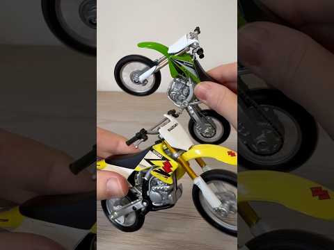 Maisto 1:18 2 Wheelers Dirt Bikes (Kawasaki KX250F and Suzuki RMZ250)