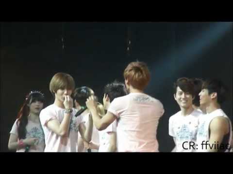 SMTOWN LA 2012 - [SHINee] Jonghyun & Taemin being silly during Finale HD!