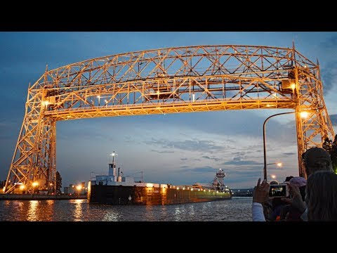 Duluth Aerial Lift Bridge Operations - Feat. Erie Trader and Mesabi Miner Ore Ships!