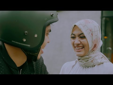 Dengarkan Dia - Teman Tapi Menikah (Official Music Video)