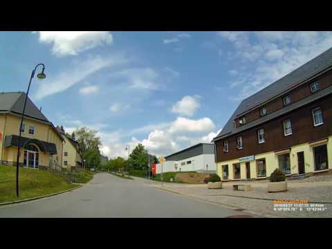 D: Stadt Johanngeorgenstadt.  Erzgebirgskreis. Fahrt durch den Ort. Mai 2016