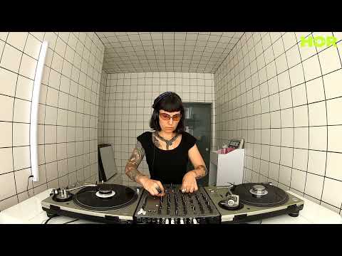 Laura de Vasconcelos / August 6 / 4pm-5pm