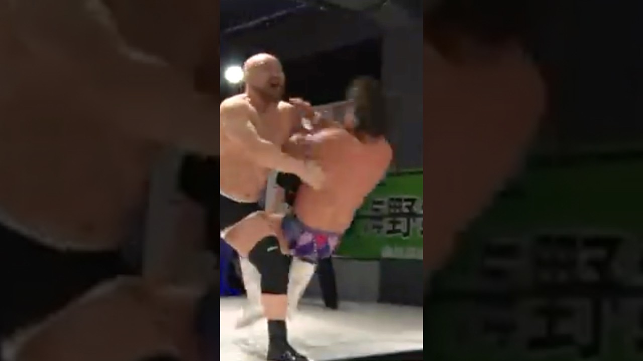 どっちが先に倒れる！？タックル合戦！