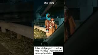 Download lagu Kasihan sekali pengemis ini membawa bayi di pintu keluar tol jatibening jalan caman raya kota bekasi mp3