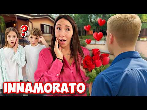 IL POSTINO PORTA DEI FIORI A MAMMAGIULIA DA PARTE DI UN AMMIRATORE , DENTRO TROVA LE FIGURINE...