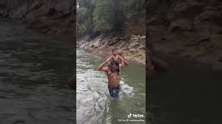 Download lagu Bapak menggendong anak nya di sungai mp3 Download lagu Bapak menggendong anak nya di sungai mp3