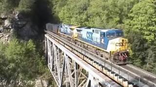 preview picture of video 'CSX coal train on Clinchfield's famous Pool Point trestle & tunnel, KY 4/23/2002'