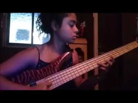 Mohini Dey pegada no baixo