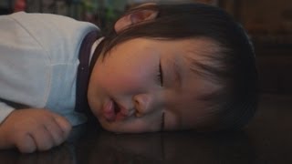 preview picture of video 'コタツで寝る娘 　Baby sleep on the kotatsu.'