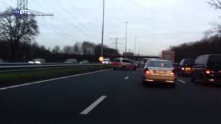 preview picture of video 'Aanrijding met drie auto's op knooppunt Azelo A35, een rijstrook dicht'