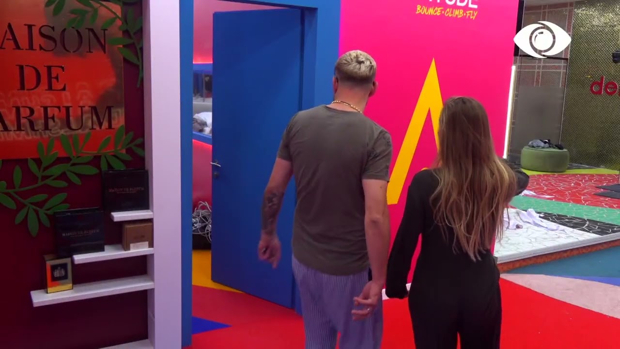 Luizi merr shapkat e Antonetës dhe i hedh në pishinë