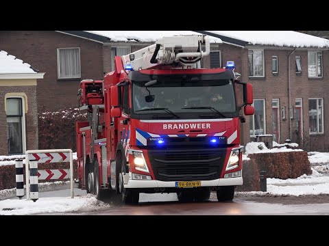 P1, Brandweer Leeuwarden [HW 02-6150] komt ter plaatse bij schoorsteenbrand Foarwei Kollumersweach