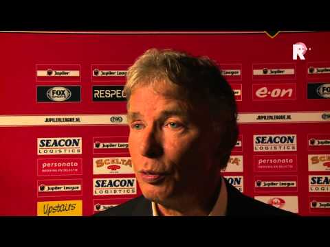 Coach Harry van den Ham van FC Dordrecht in gesprek met verslaggever Sinclair Bischop