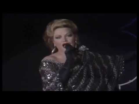 Carmen de Lirio cantando el pasacalle "En la noche de boda" en Canal Sur TV.