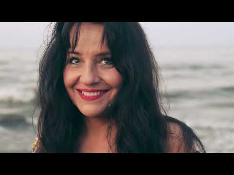 Katarzyna Rogalska - "Najpiękniejsza z róż"-teledysk.   sł. J.Dąbrowski, muz. S.Kowalewski.