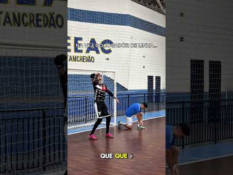 Quando o técnico não liga pro goleiro!! #futebol #futsal #dicas #goleiro #shorts