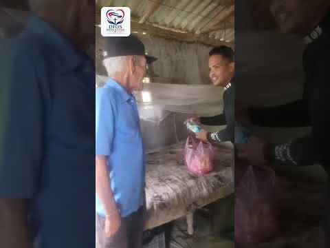 En Morón, Ciego de Ávila, Cuba, compartimos un gesto de solidaridad con un anciano 🥰