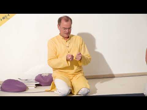 Faust-Krähe - Yoga Asana Lexikon