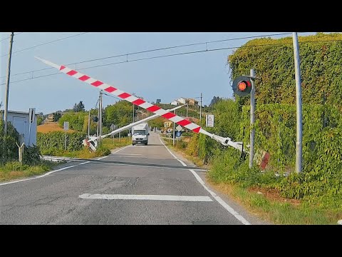 Passaggio a livello Castelnuovo Calcea (AT) treno in transito #levelcrossing #bahnübergang