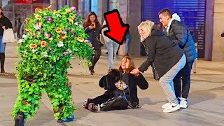 In Madrid this Bush Gives the Craziest Scares !! Bushman Prank (Spain)