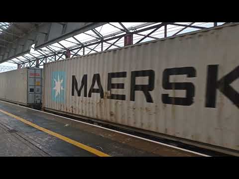 Freightliner 66559 hauling container freight train through Crewe 14/12/22