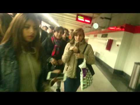 23/04/2016 - El mismo tren del anterior vídeo, descargando viajeros en Asamblea de Madrid-Entrevías