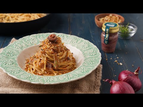 Spaghetti con cipolle caramellate, briciole di pane croccante al timo e alici