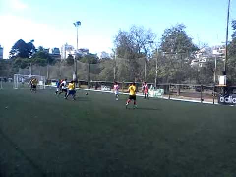 En marangoni enseñando a jugar