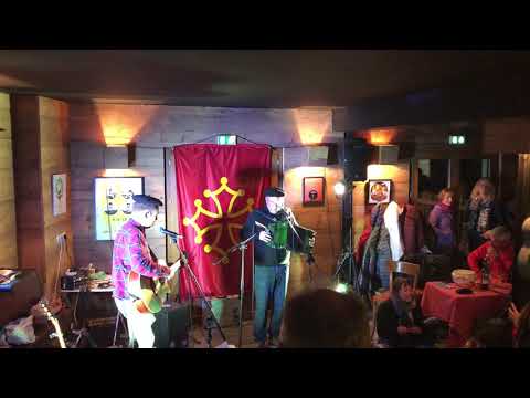 Mathieu Barès et Joan de Nadau interprètent Saussat à la brasserie du venasque.