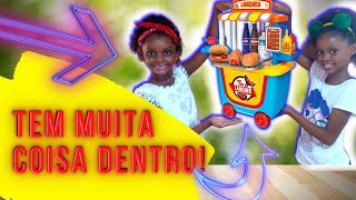 Abrindo e mostrando tudo que vem dentro da a nova TENDINHA fast food e abrindo trs KINDER JOY s.