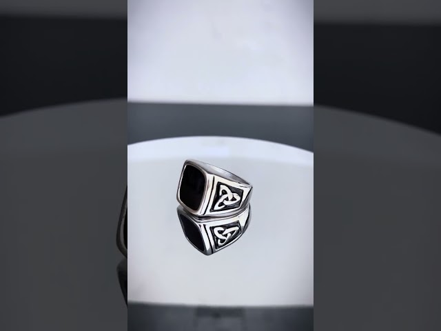 Vídeo relacionado con FaithHeart Colgante Triple Luna Diosa Collar Triqueta Celta Pentáculo Acero Inoxidable 316L Hombre Joyería Wicca Talismán de Protección Regalo Padre