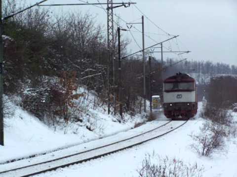 749 182 na čele os. 9057 - Praha Michle - průjezd - 5.12.2010.