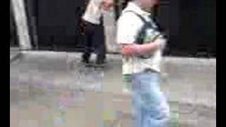 reinaldo haciendo saltos con la patineta