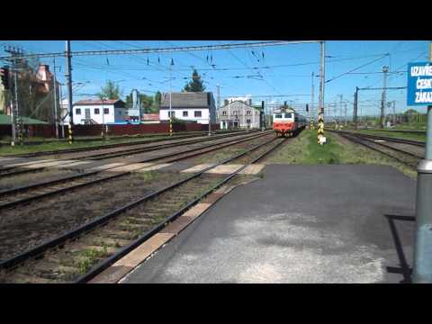 Příjezd vlaku R 608 Svatava (ČD 242.245, zpoždění 10 min) - Cheb, 19. 5. 2013