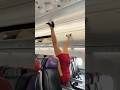 Pourquoi elle fait ça dans l’avion 😶