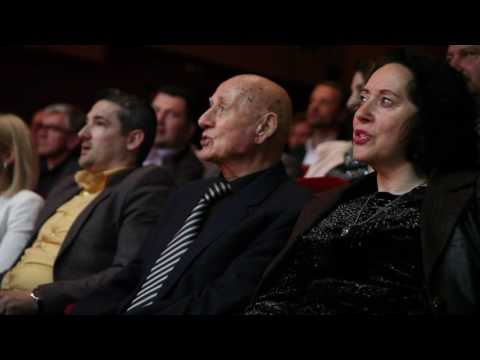 Ora News – Serenatat korçare dhe i madhi Ismet Peja elektrizojnë Gjakovën